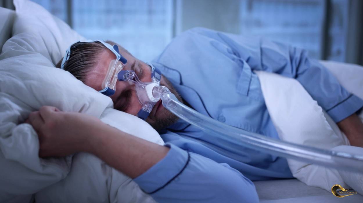 Mężczyzna śpiący z aparatem CPAP