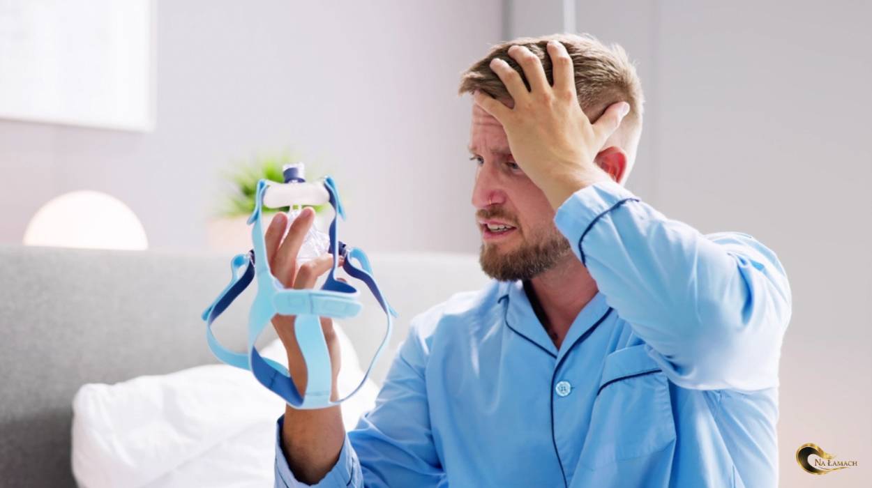 Mężczyzna przyglądający się masce CPAP